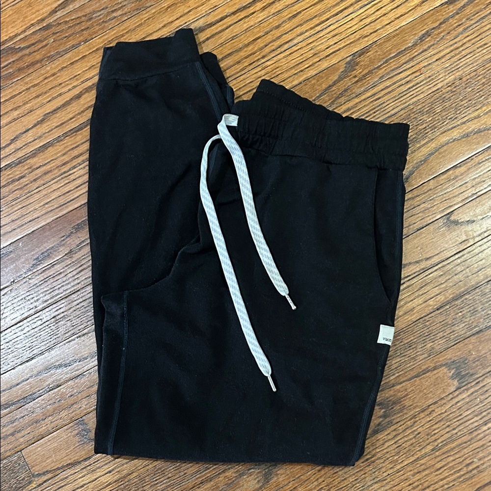 Vuori Black Jogger Leggings 
Very slight pilling on inside of leg